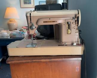 Vintage Singer Model 404 straight-stitch sewing machine - works great
