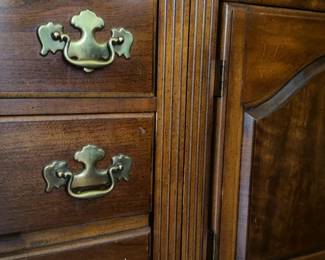 1970s Ethan Allen Cherry Wood China Cabinet (76,5 x 64 x 18”)