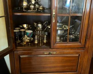 1970s Ethan Allen Cherry Wood China Cabinet (76,5 x 64 x 18”)