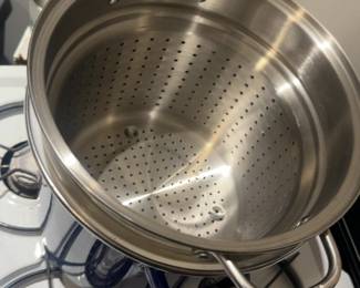Cuisinart 12 Quart Stockpot (EOS126-28CBLS) with Steamer Insert (SS112-28CP) and Cover in blue, stainless steel and white - in excellent condition