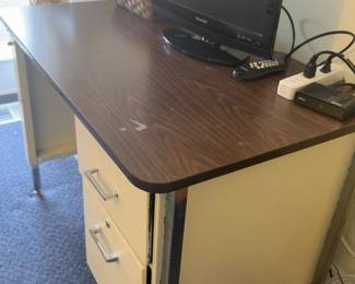 Office Desk (40 x 28 x 24”)