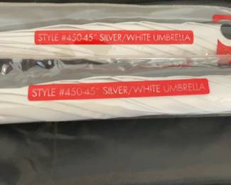Westcott TD5 Spiderlite 2-light kit with two 22” x 29” soft boxes, ten 5500k bulbs, two stands, two mounting brackets, two silver/white Westcott umbrellas and a carrying case in excellent condition