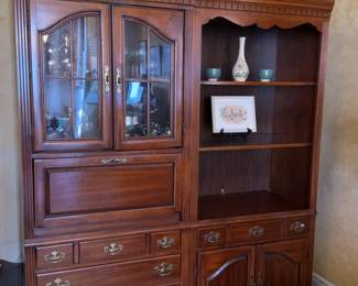1970s Ethan Allen Cherry Wood China Cabinet (76,5 x 64 x 18”)