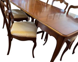 Dining table
4 leaves
6 chairs