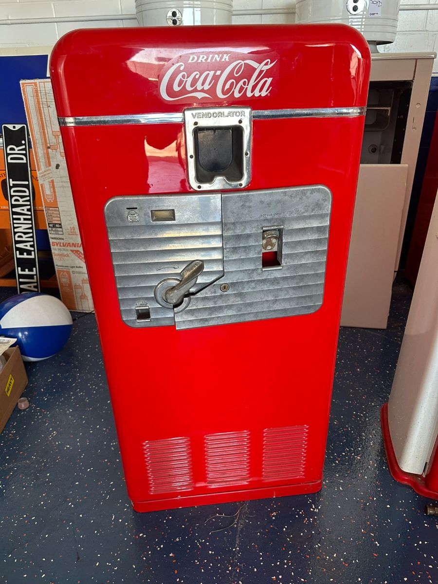 VMC 33 Coca Cola Machine
