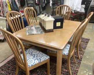 Dining table, chairs + 2 leaves