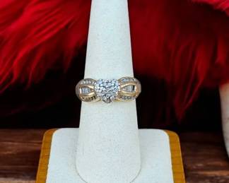 Sparkling 10kt Yellow Gold Heart Ring With Diamonds Tested 6 Grams