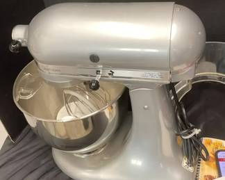 Kitchen Aid Artisan Silver Stand Mixer Mode lKSM150PSMC