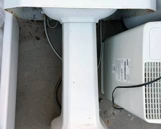 Vintage porcelain farmhouse pedestal sink + farmhouse sink