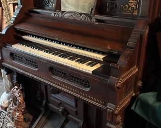 Pump organ
