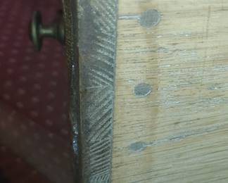 Middle drawer is pegged