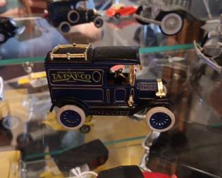 ERTL Diecast Model 1913 Ford Model T Delivery Van "Ta-Pat-Co" # 20746
