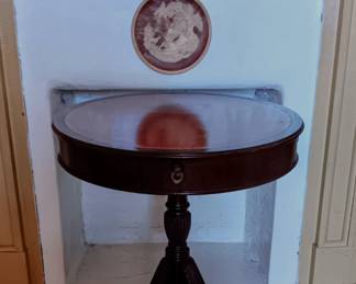 Beautiful mahogany 2 drawer drum table
Signed Ferguson Brothers Hoboken New York