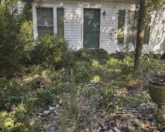 Beautiful one bedroom one bath mother-in-law Suite. 2 places to shop