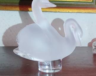 Lalique Crystal Swans Seal comes in wooden holder
