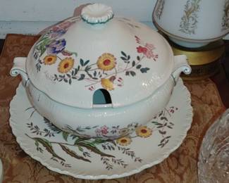 Wedgwood antique porcelain soup tureen and platter in the Ranunculus Multicolor pattern by the English pottery company Wedgwood. 