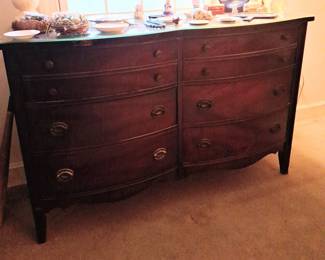 Vintage Hepplewhite/Federal style Dixie mahogany furniture double bow front with 6 drawers does Tales quality very nice piece of furniture- has a piece of glass on the top
Chest of drawers