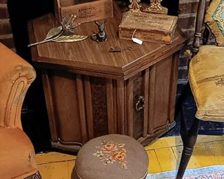 Moccasin Gap Farm tool carrier/ headed Point still octagon table-wooden cigar box