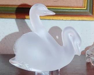 Lalique Crystal Swan Paper Weight
Signed/seal. Comes in wooden holder

