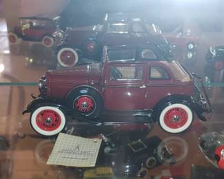 Franklin Mint die-cast model replica of Bonnie & Clyde's 1932 Ford V-8. 
This 1:24 scale model is a detailed representation of the vehicle favored by the infamous outlaws. 

