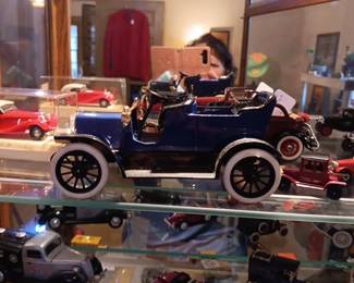 1907 Deere-Clark Motor Car Co. Type "B". 
Replica model car