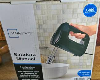 kitchen gadgets: mixer, air fryer, toaster oven