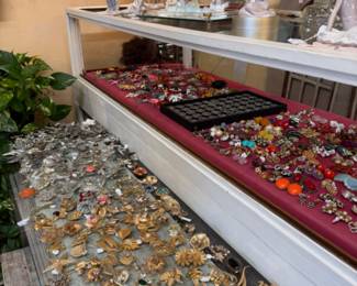 many beautiful brooches and jewelry