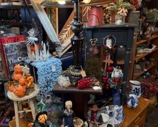 Vintage lamp, mugs, holiday decor