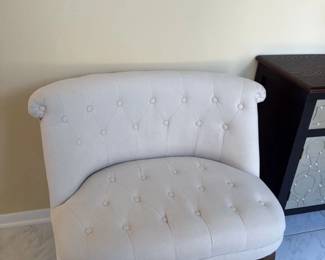 Tufted Accent Chair 115 hero