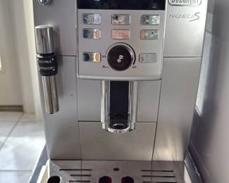 DeLonghi Magnifica S Cappuccino Smart Espresso Machine 99 hero