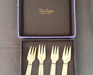 Set of 4 Mother of Pearl Appetizer Forks 81 hero