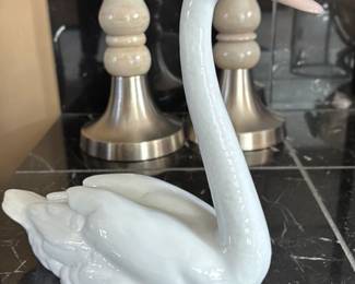 Lladro Porcelain Swan Figurine 53 hero
