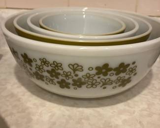 Pyrex Spring Blossom Pattern Mixing Bowls Set of 4 36 hero