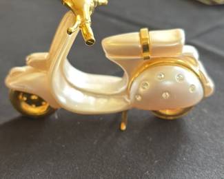 Vintage Scooter Figurine 40 hero