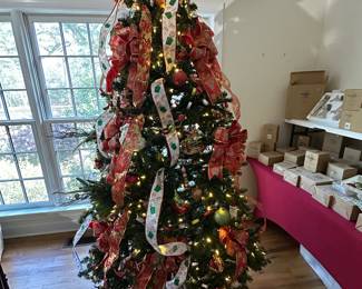 This is the Santa tree over 20 hand blown glass Santa’s. As u see it plus skirt