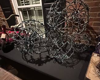 Ok does anyone need tree balls from Esposito these are so expensive but not here😊