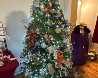 There are 5 completely decorated Xmas
This one is owl tree it has 14 owls from Espositos each over 20 dollars each and hand blown.
U get the complete tree as is