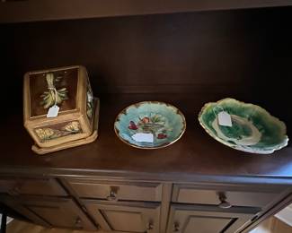 The best piece is the cheese holder 
Large and beautiful 