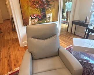 This is practically brand new 
Sat in for about 3 months and then moved and couldn’t take it with them 
Leather only reclines to full recline and that’s it 