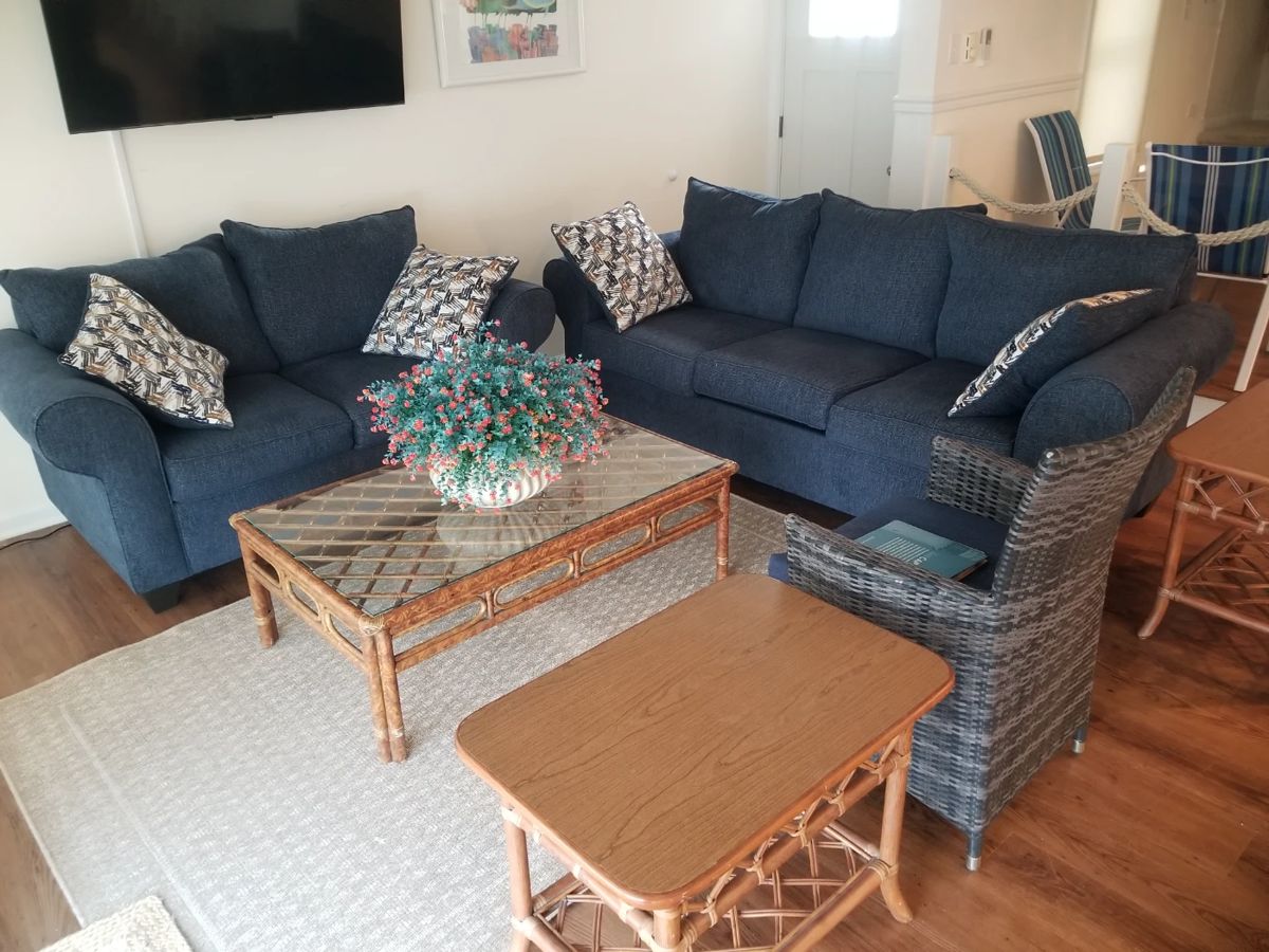 Nearly new navy sofa & loveseat