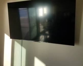 Flat screen TV with mounting bracket