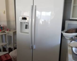 Nearly new GE refrigerator model GSE25HGHEHWW