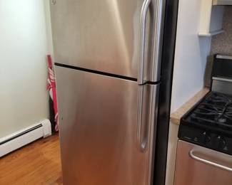 GE refrigerator with icemaker