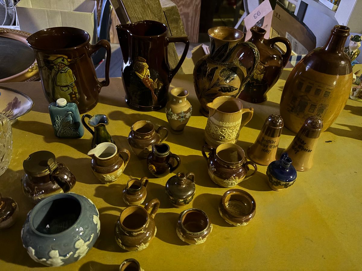 Lambeth. Many larger pieces not pictured.