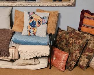 Many decorative pillows and blankets