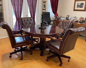 MAHOGANY PEDESTAL TABLE WITH 4 CHAIRS