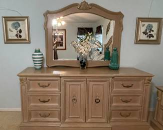 STANLEY FURNITURE DRESSER WITH MIRROR