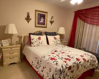 BLONDE QUEEN BEDROOM FURNITURE BY LEXINGTON, QUEEN MATTRESS AND BEDDING