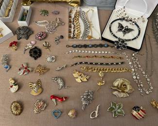 VINTAGE BROOCHES