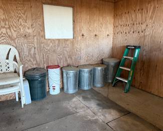 Buckets & trashcans 